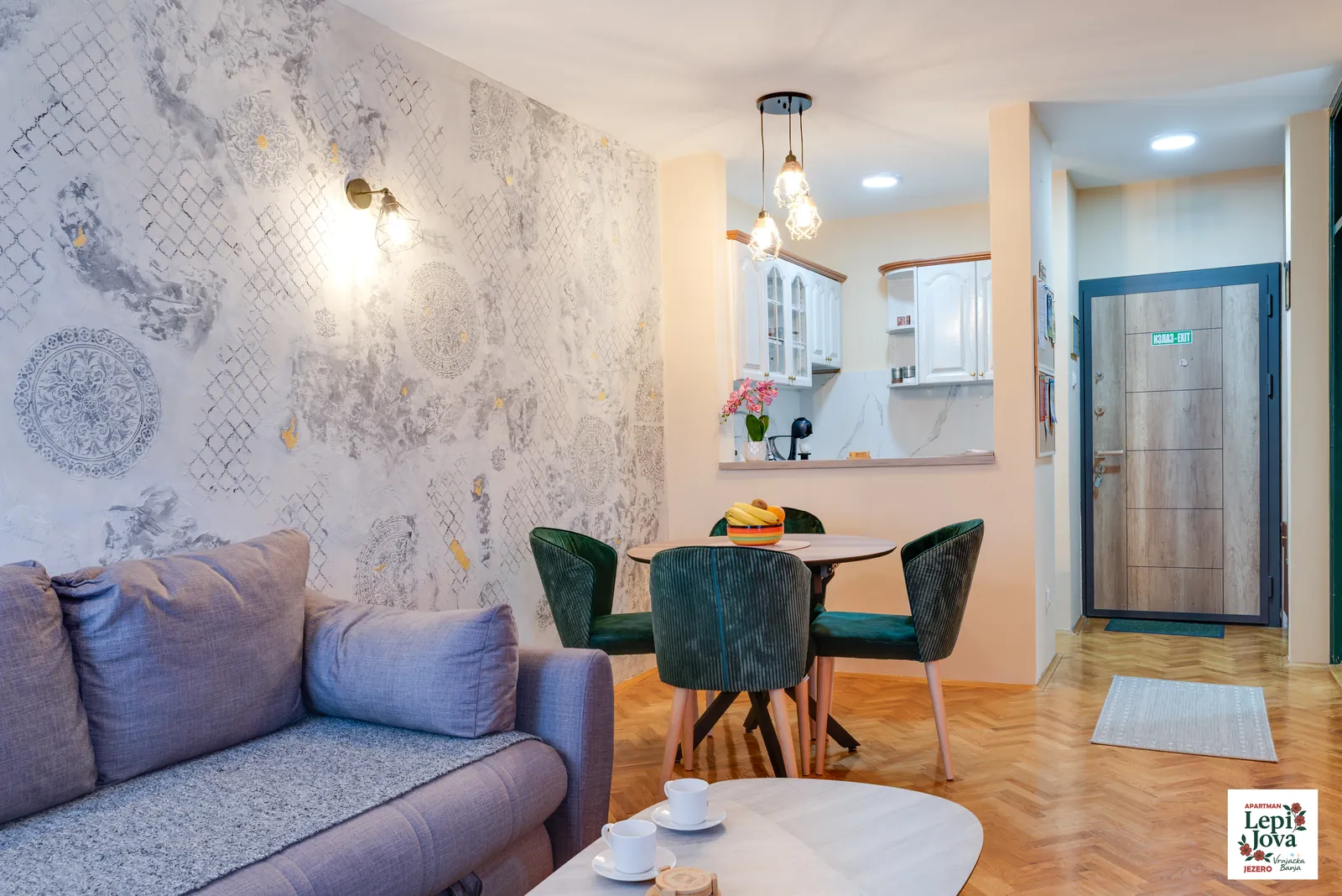 Dnevna soba sa pogledom ka kuhinji u apartmanu Jezero
