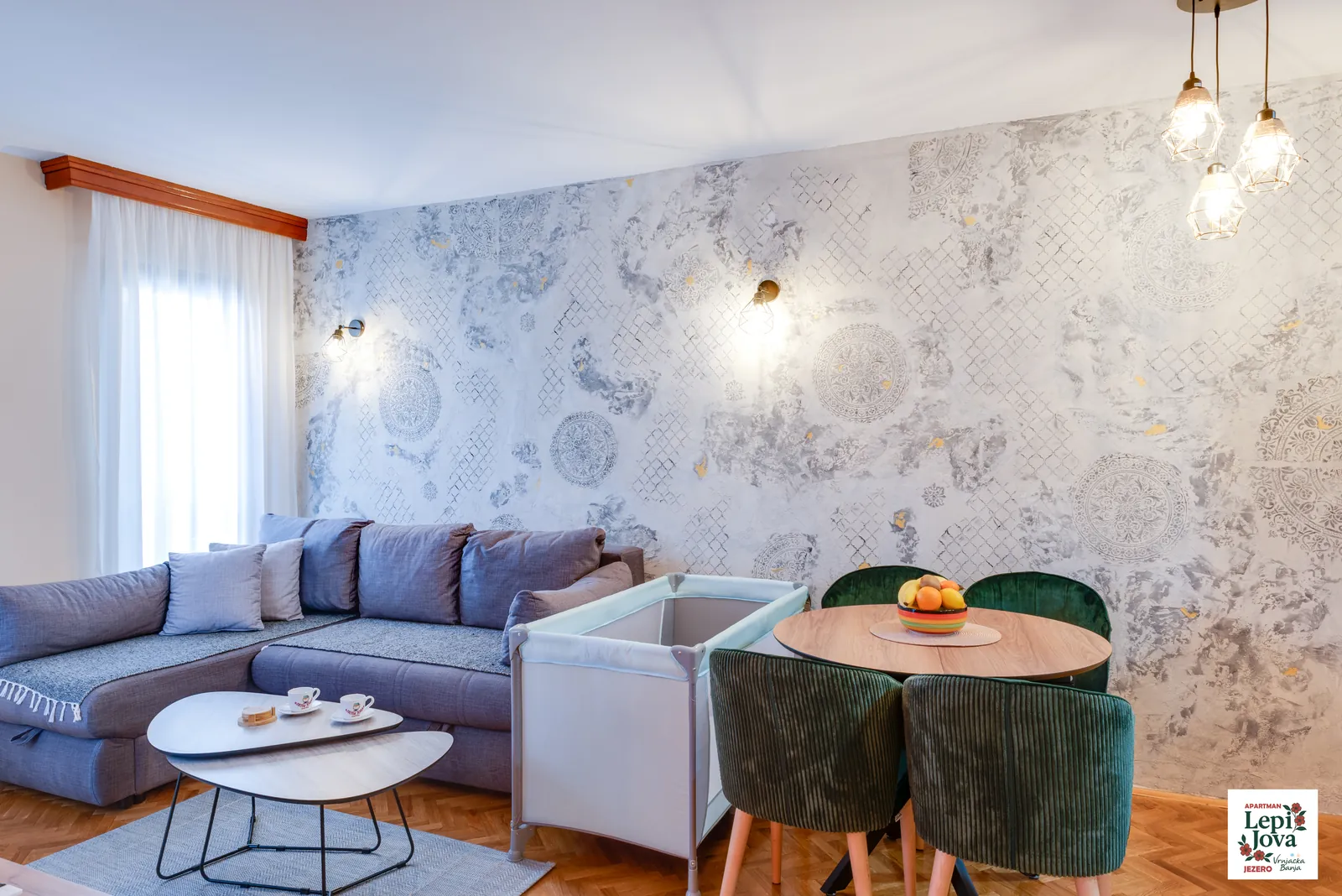 Pogled iz dnevne sobe ka trpezarijskom delu apartmana Jezero