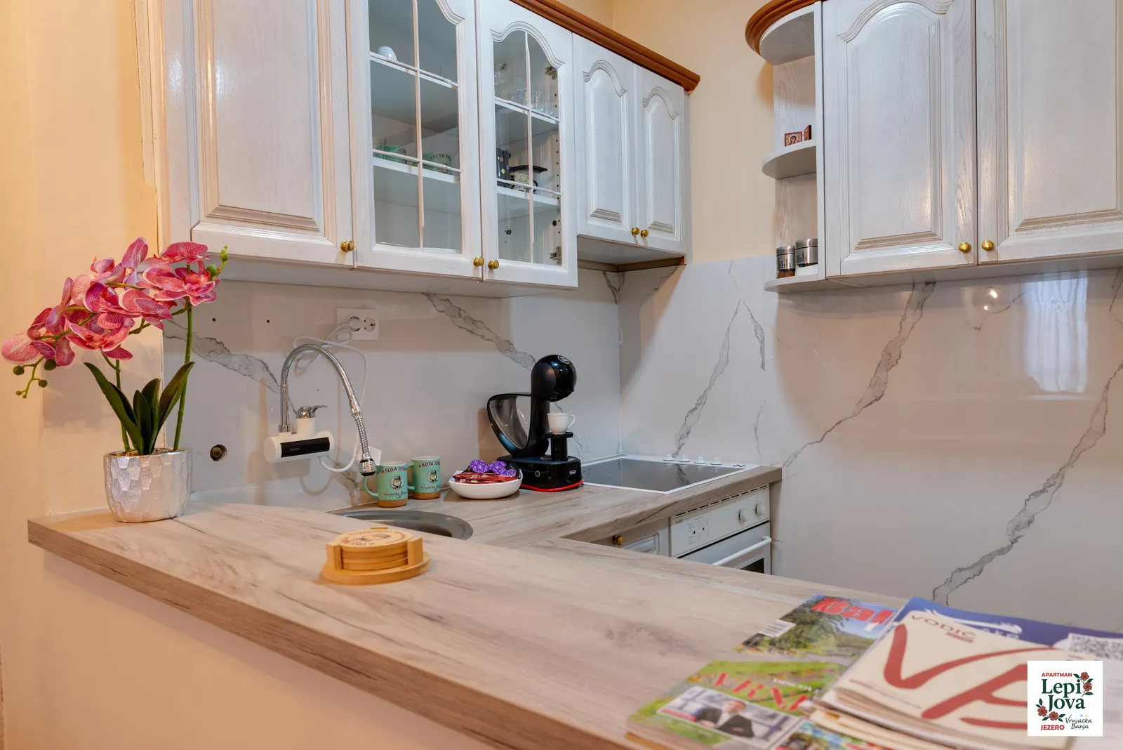 Potpuno opremljena kuhinja apartmana Jezero sa aparatom za kafu