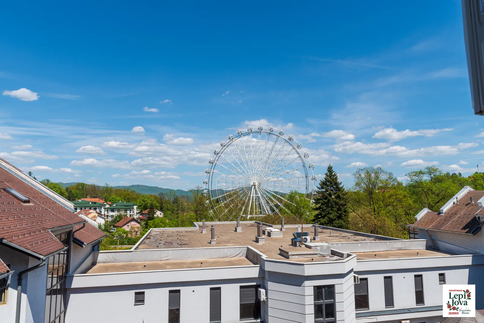 Panoramsko kolo Vrnjačke Banje vidljivo sa terase apartmana Jezero