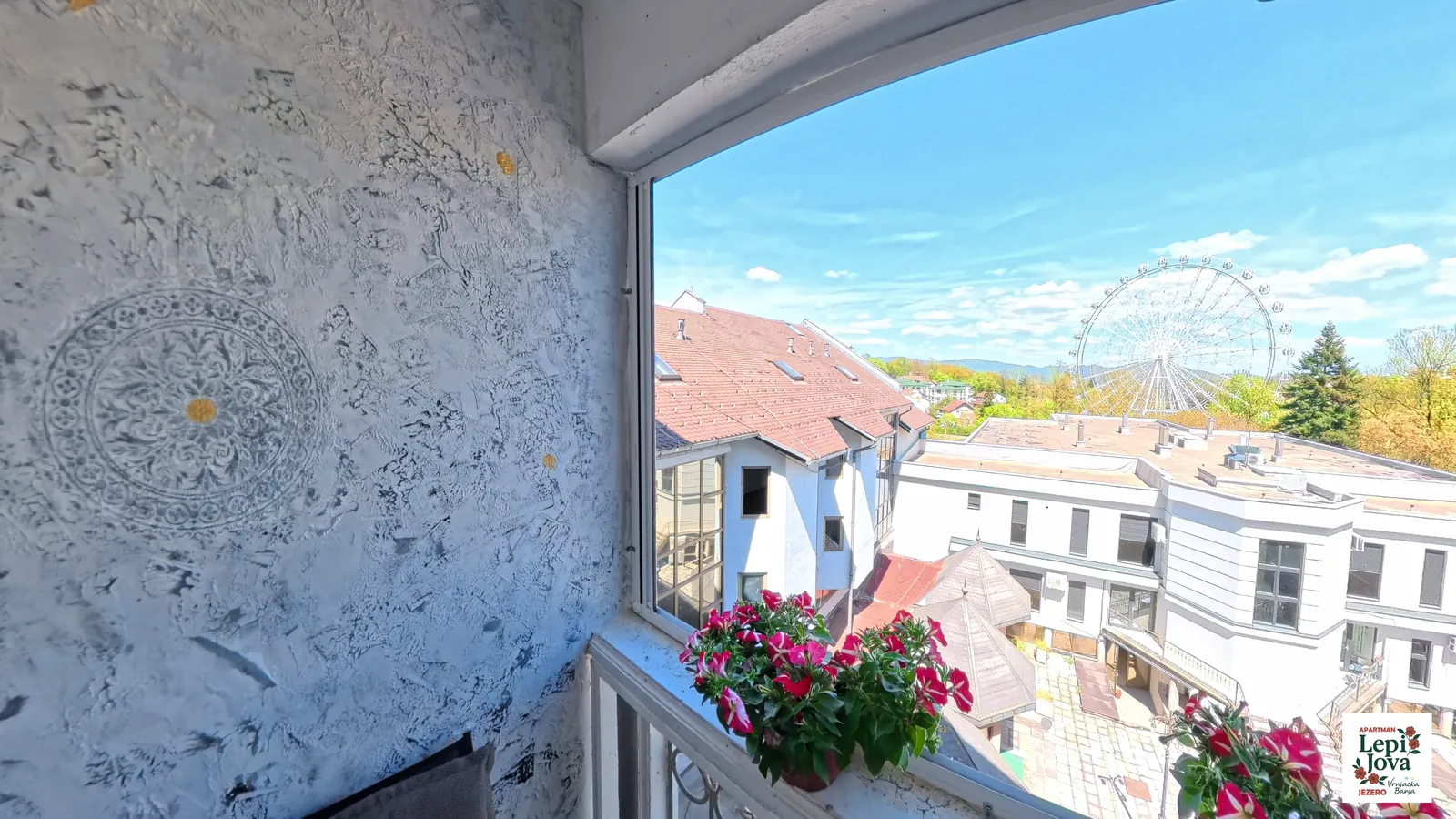 Pogled kroz prozor apartmana Jezero na centar Vrnjačke Banje