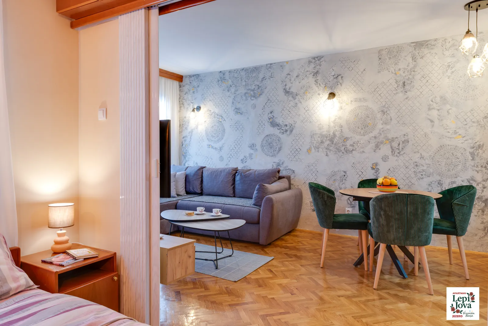 Povezanost spavaće sobe i dnevnog boravka u apartmanu Jezero