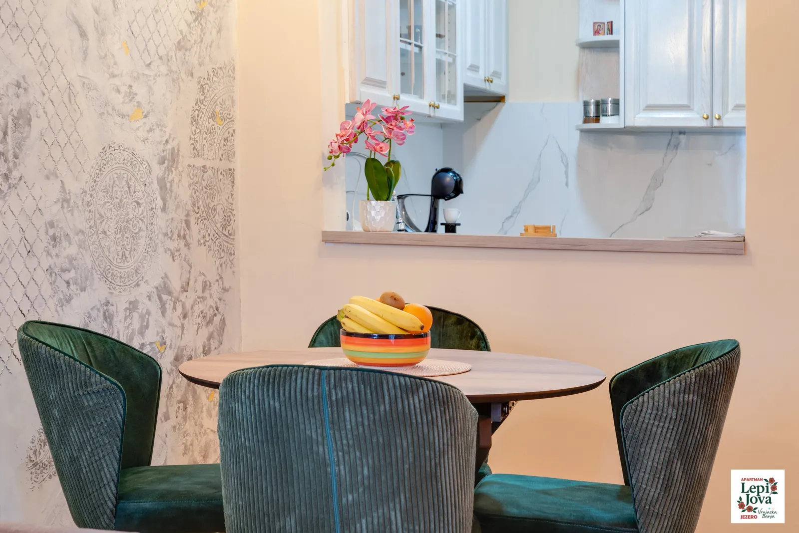 Detalj trpezarijskog stola sa voćem u apartmanu Jezero