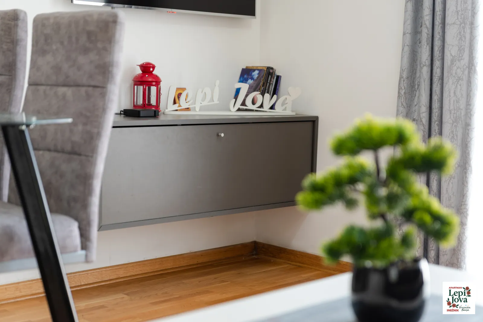 Dekorativni detalj Lepi Jova u dnevnoj sobi apartmana Snežnik