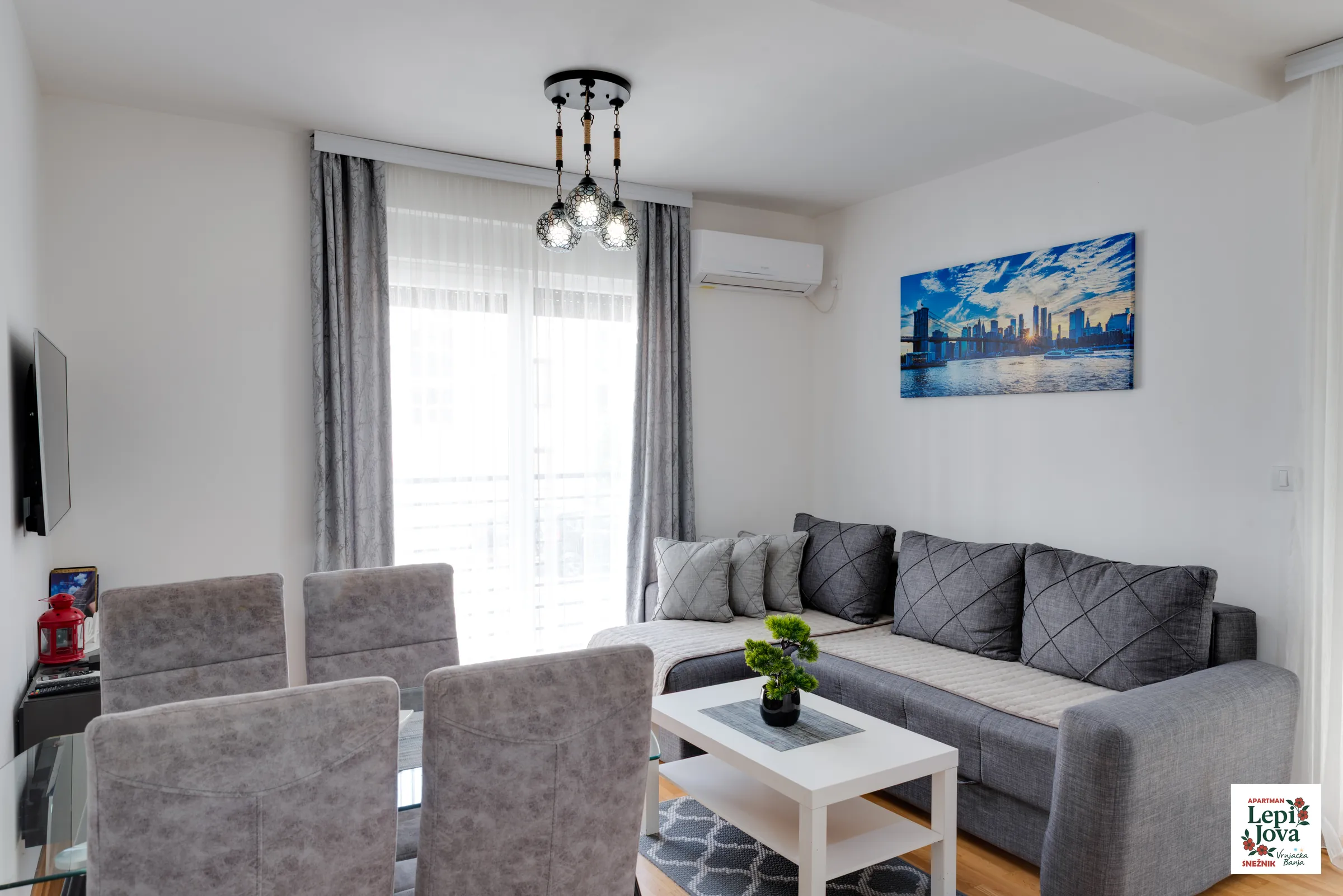 Svetao dnevni boravak apartmana Snežnik sa trosedom na razvlačenje