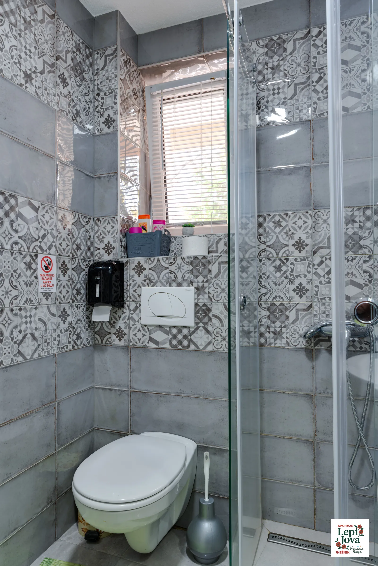 Tuš kabina u kupatilu apartmana Snežnik