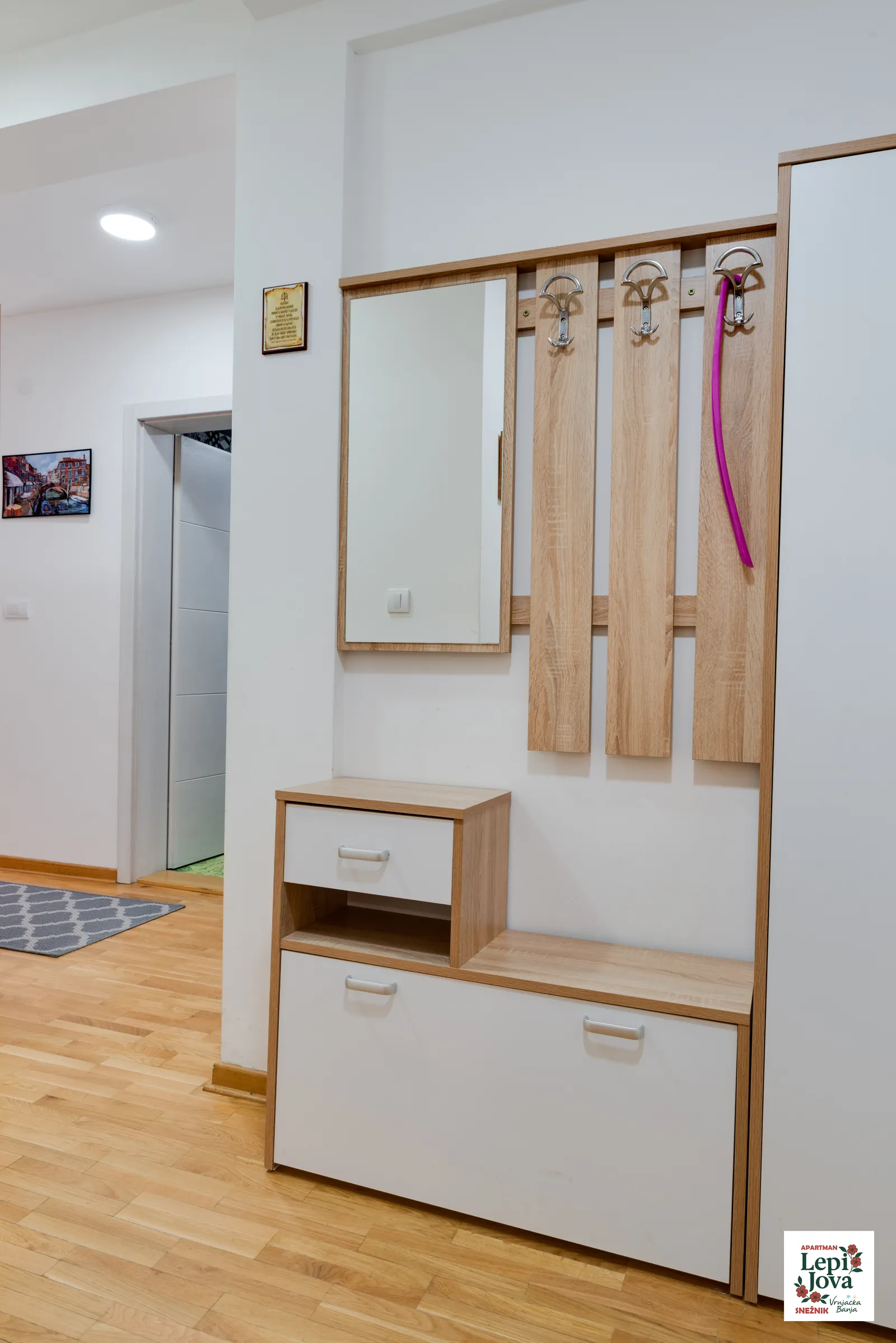 Predsoblje apartmana Snežnik sa ogledalom i čivilukom