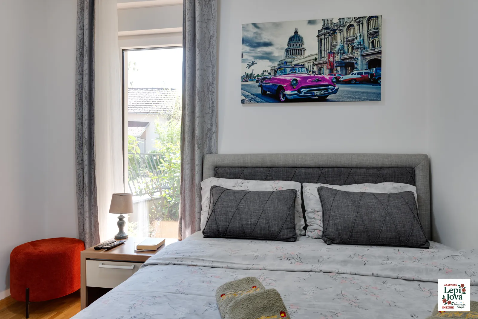 Spavaća soba apartmana Snežnik sa velikim prozorom i prirodnim svetlom