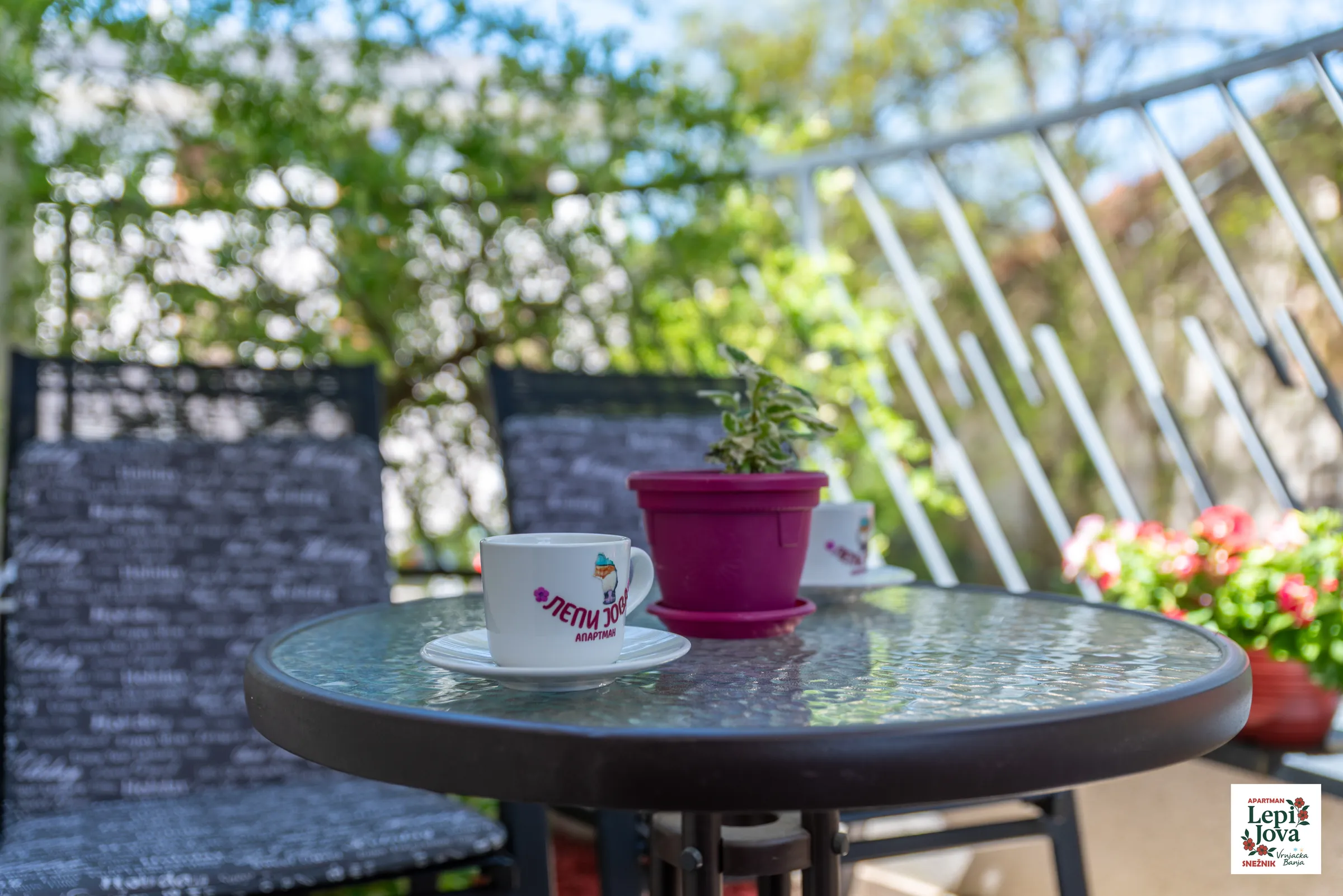 Jutarnja kafa na terasi apartmana Snežnik