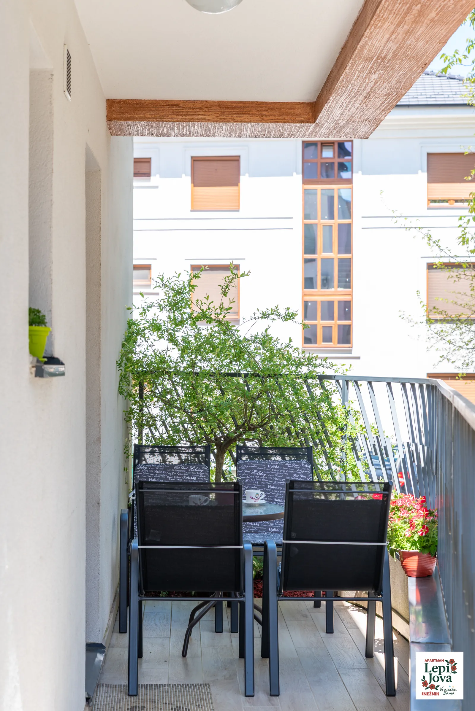 Terasa apartmana Snežnik sa pogledom na okolne zgrade i zelenilo