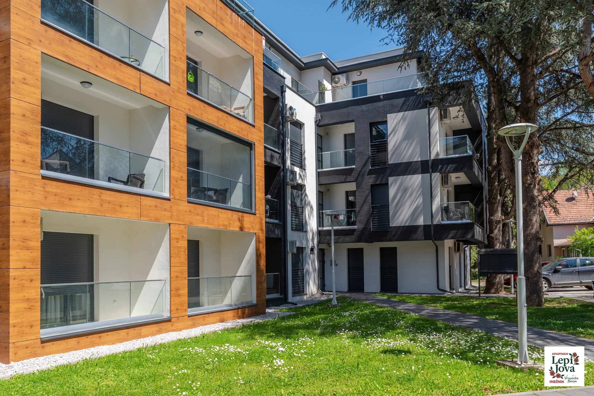 Moderna zgrada u kojoj se nalazi apartman Snežnik Lepi Jova