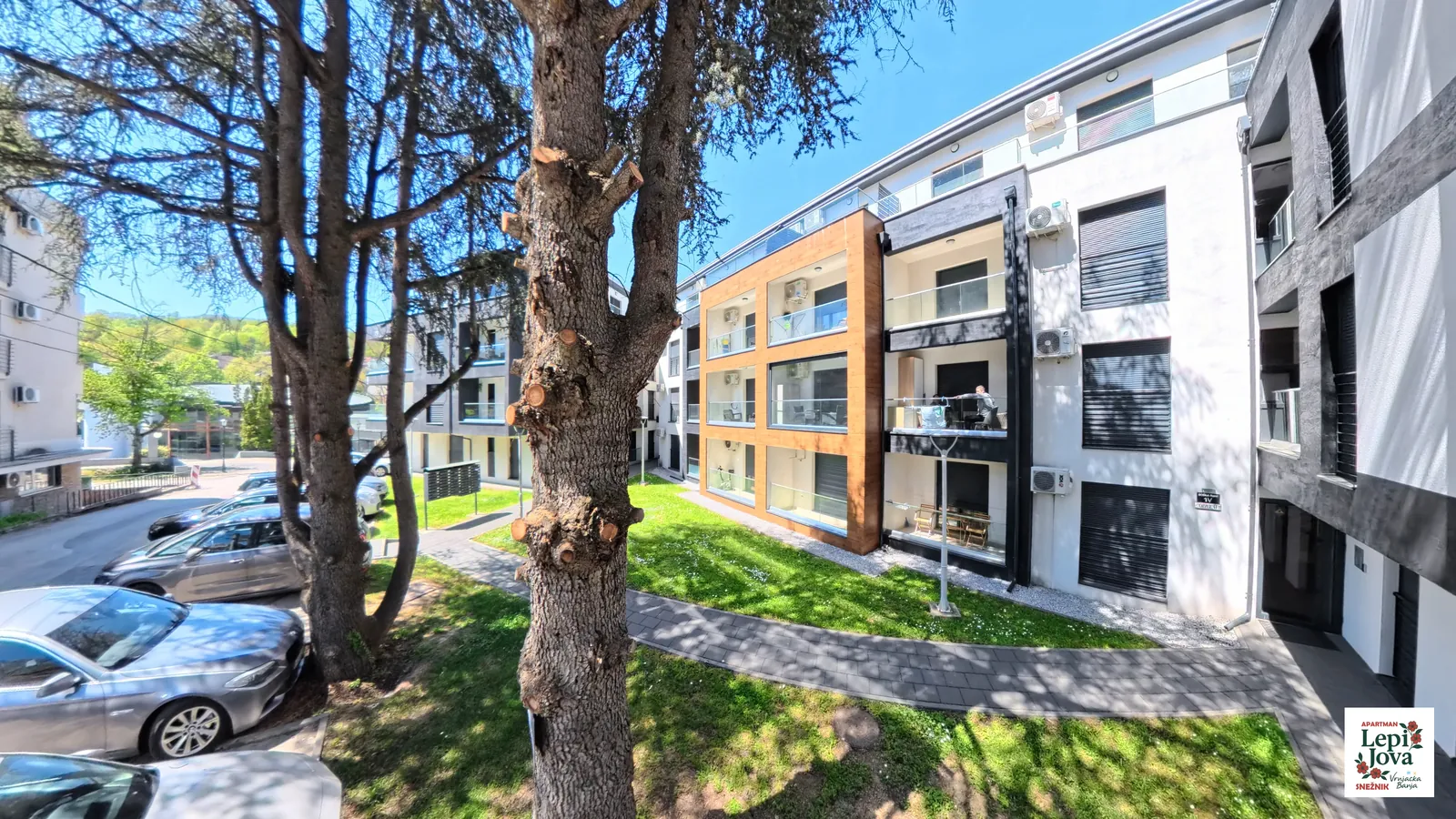Besplatan parking ispred zgrade apartmana Snežnik